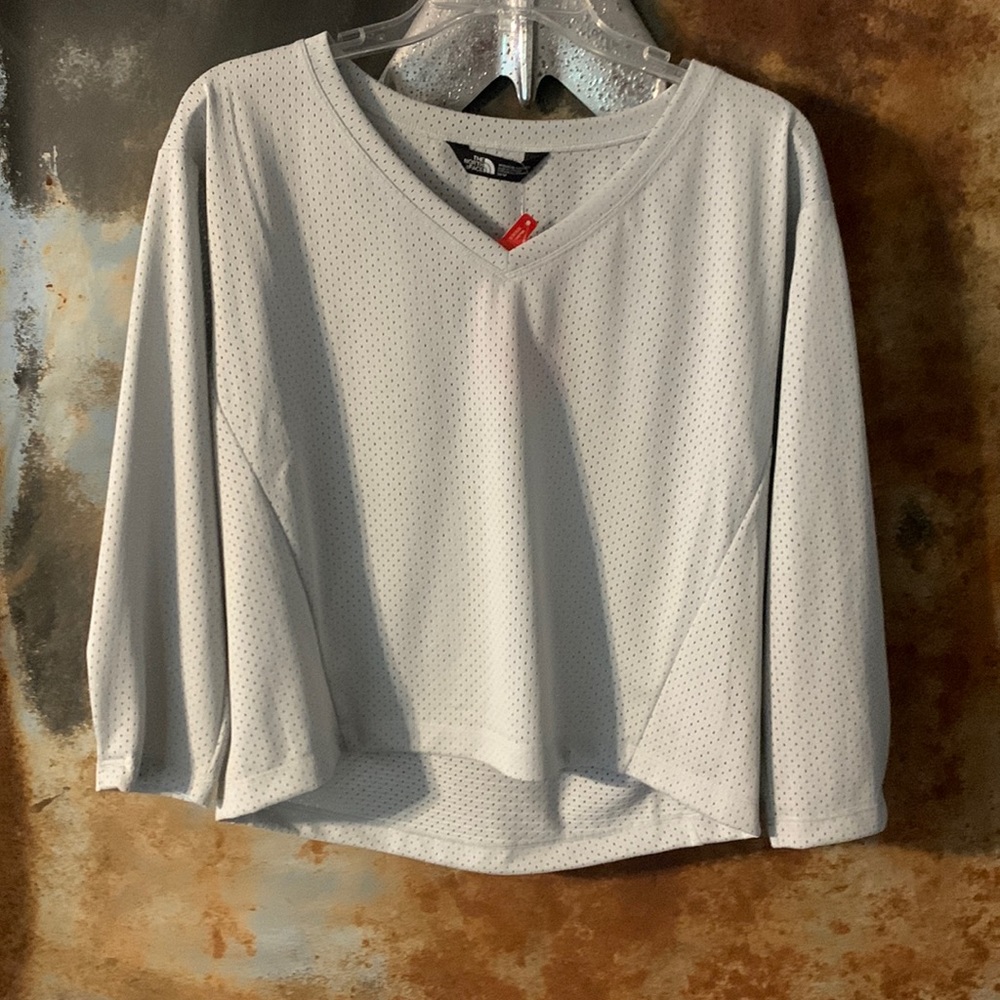 North face mesh v neck high rise top! With tags